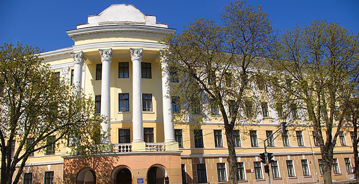 У Тернопільській загальноосвітній школі І-ІІІ ступенів №4 навчається 989 учнів, працює 81 вчитель. Директор школи - Левенець Наталя Іванівна