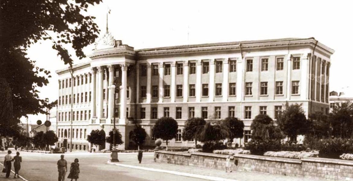 Кредо школи: Діяти. Творити. Вдосконалюватися.